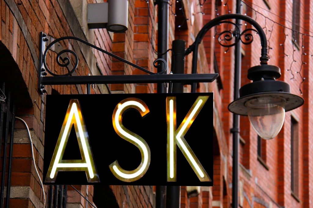 ASKと書かれた看板（質問というイメージを表すための）写真