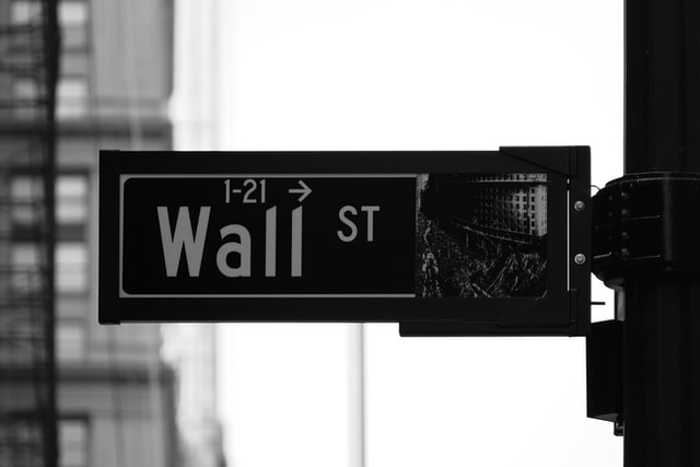 ウォールストリートを示す看板の写真