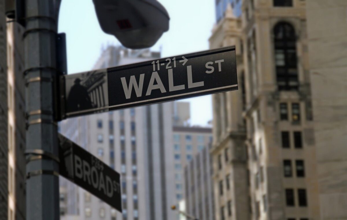 ウォール街を連想させる看板の写真